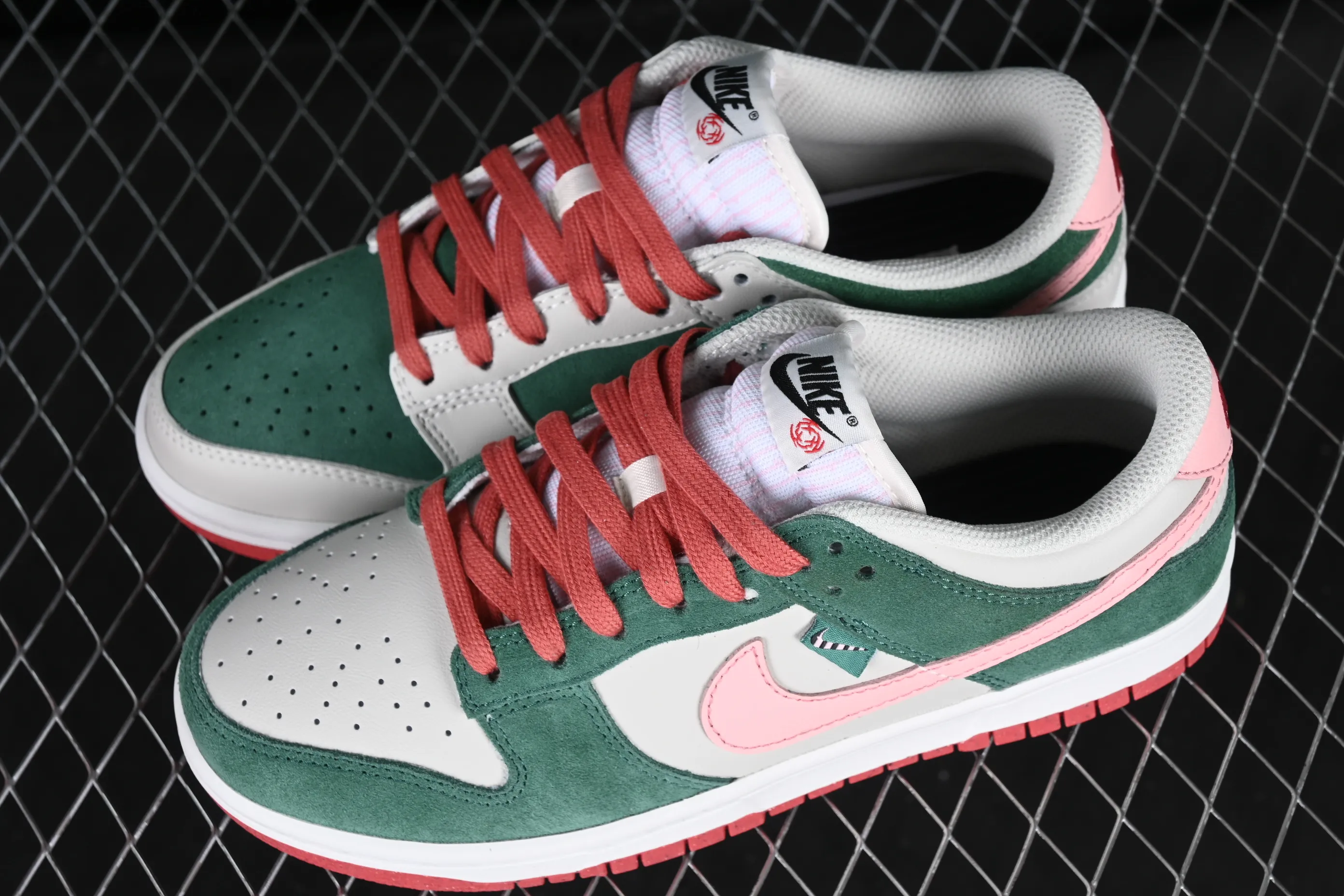 All Categories Nk SB Dunk Series Nk SB Dunk Low Low-top sneakers Nk Dunk Low "All Petals United" Sonorous Rose SB low-top casual sneakers FN8923-061